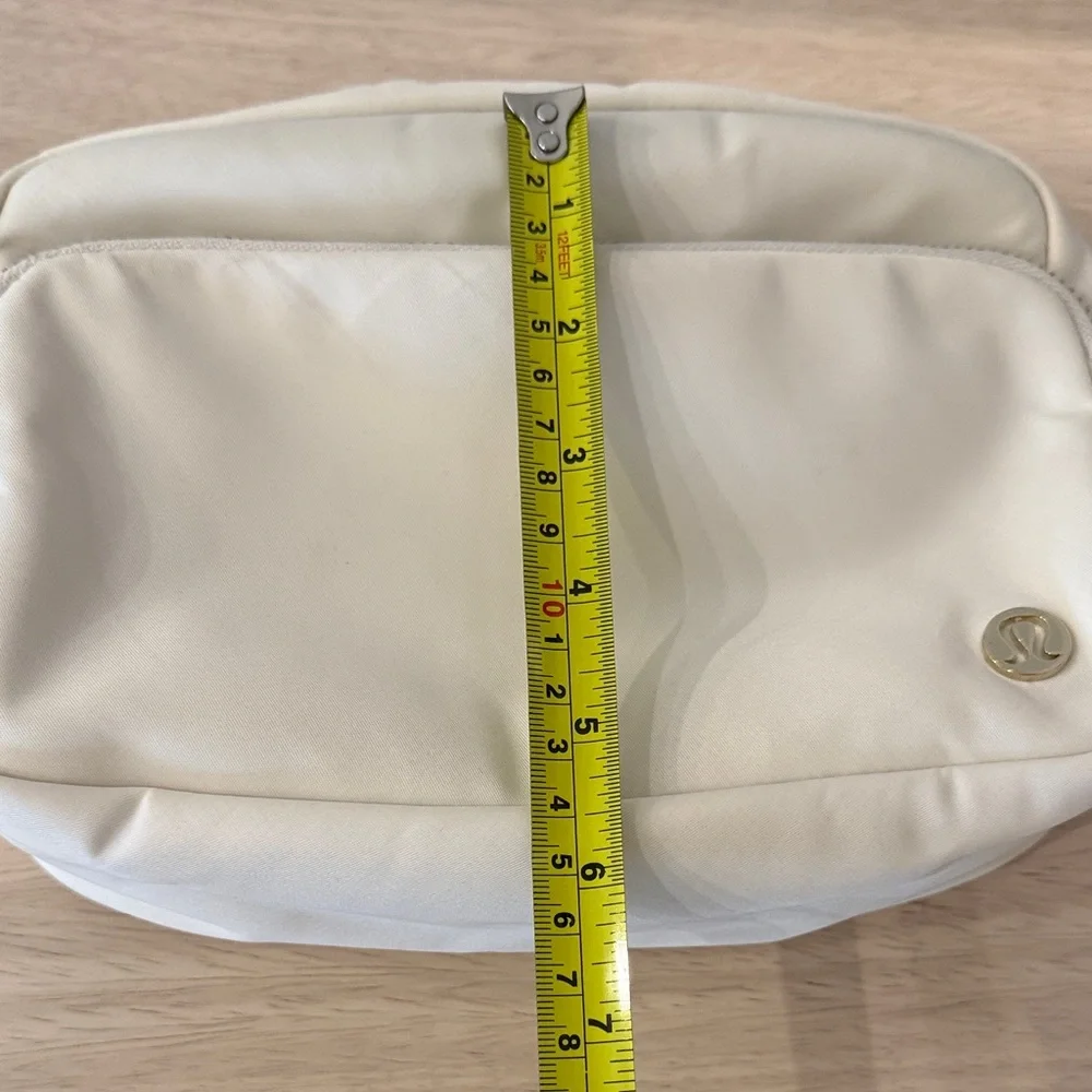 lululemon athletica Ivory Everywhere Crossbody 3L Bag - Picture 8 of 10